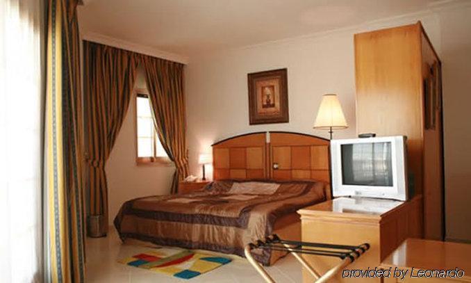 Dolphin Hotel Apartments Дубай Экстерьер фото